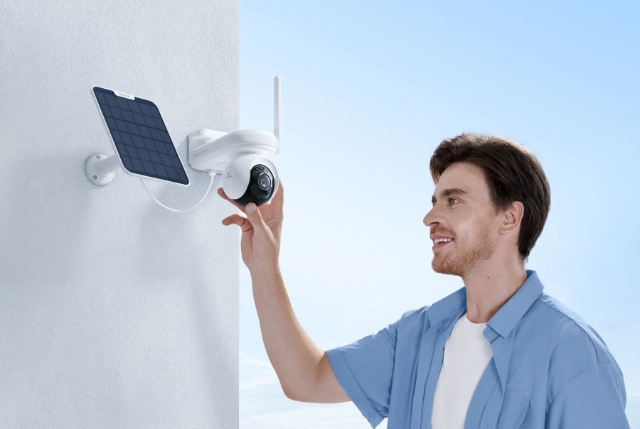 Reolink Kamera mit Montagehalterung an der Wand installiert
